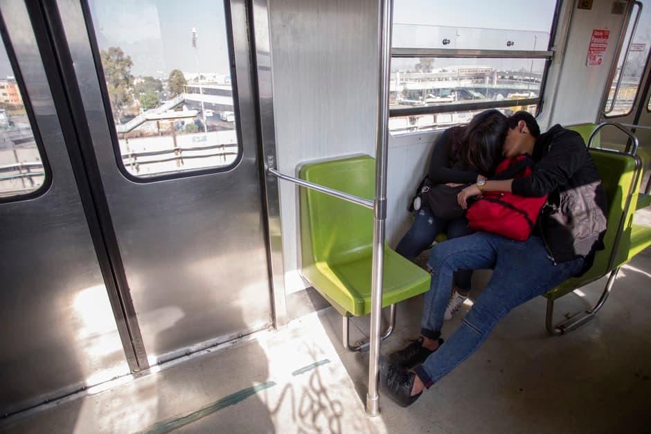 Gente viajando al trabajo por el transporte público de Ciudad de México.