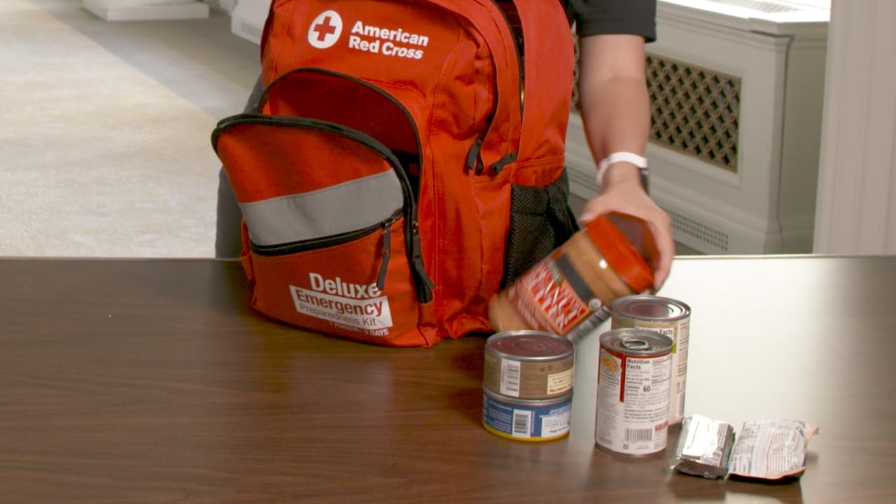 Debe tener un galón por persona, por día y alimentos enlatados.