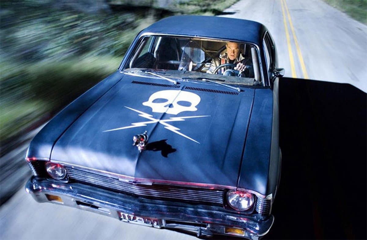 <h3 class="cms-h3-H3"><b>Death Proof (2007)</b></h3>
<br>Esta película
<b> </b>del maestro Quentin Tarantino muestra 
<b>escenas hiperrealistas de accidentes automotrices</b> que le hielan la sangre a cualquiera. La premisa es simple, Stuntman Mike (Kurt Russell) es un doble cinematográfico que es también un asesino en serie. Su arma mortal es un automóvil a prueba de accidentes mortales, pero sólo para su conductor. Mike utiliza su peculiar vehículo para asesinar a sus víctimas, siempre mujeres jóvenes y atractivas, a través de horribles accidentes. Hasta que un grupo de ellas decide contra atacar. Las persecuciones de autos en este film son de antología.
<br>