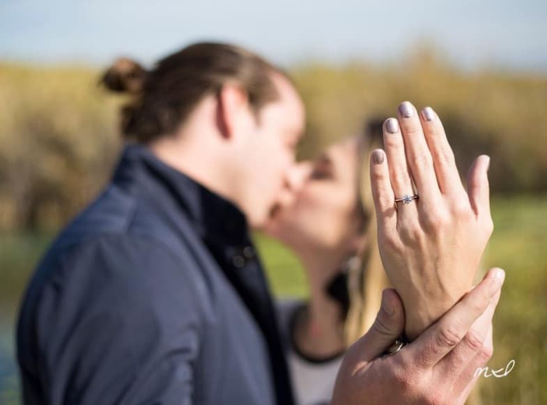 Juan Diego Covarrubias se comprometió con su novia, Edna Monroy este 29 de diciembre en Coahuila, México. La pareja tiene un año de relación y espera contraer matrimonio en 2018, cuando sus compromisos laborales lo permitan, y pasar la luna de miel en India, el país preferido de ambos.