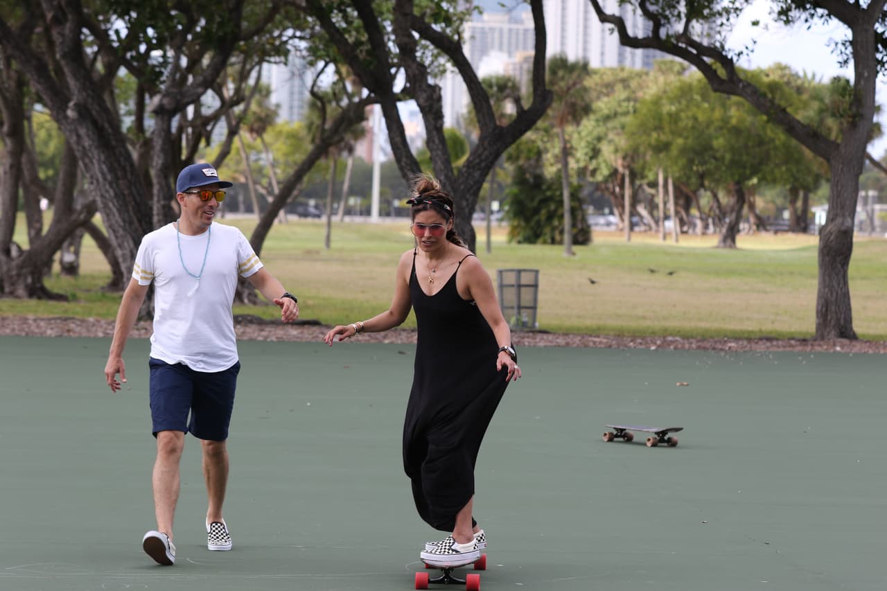En un parque, la conductora de televisión 
<b><a href="http://www.univision.com/shows/despierta-america/galilea-montijo-muestra-su-destreza-con-la-patineta-que-tal-lo-hace-video">Galilea Montijo mostró su destreza</a></b> sobre una patineta.