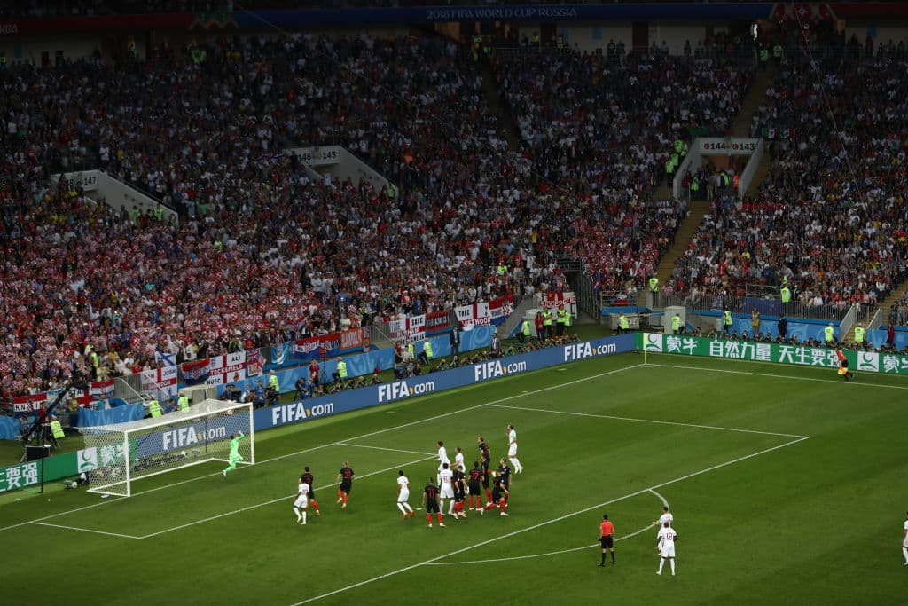 El balón entró con elegancia y movió las redes para poner el marcador 1-0 al minuto 5 del primer tiempo.