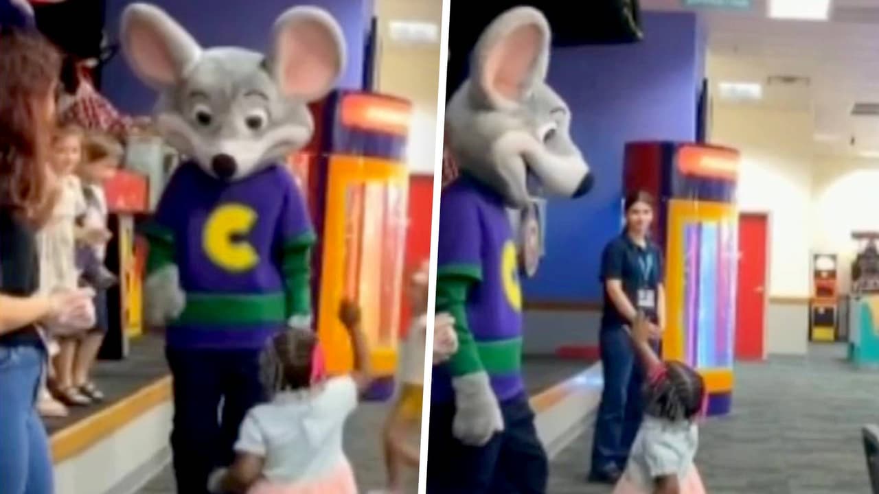 “Mi hija fue ignorada”: madre denuncia que el personaje de un restaurante no quiso saludar a la niña afroamericana