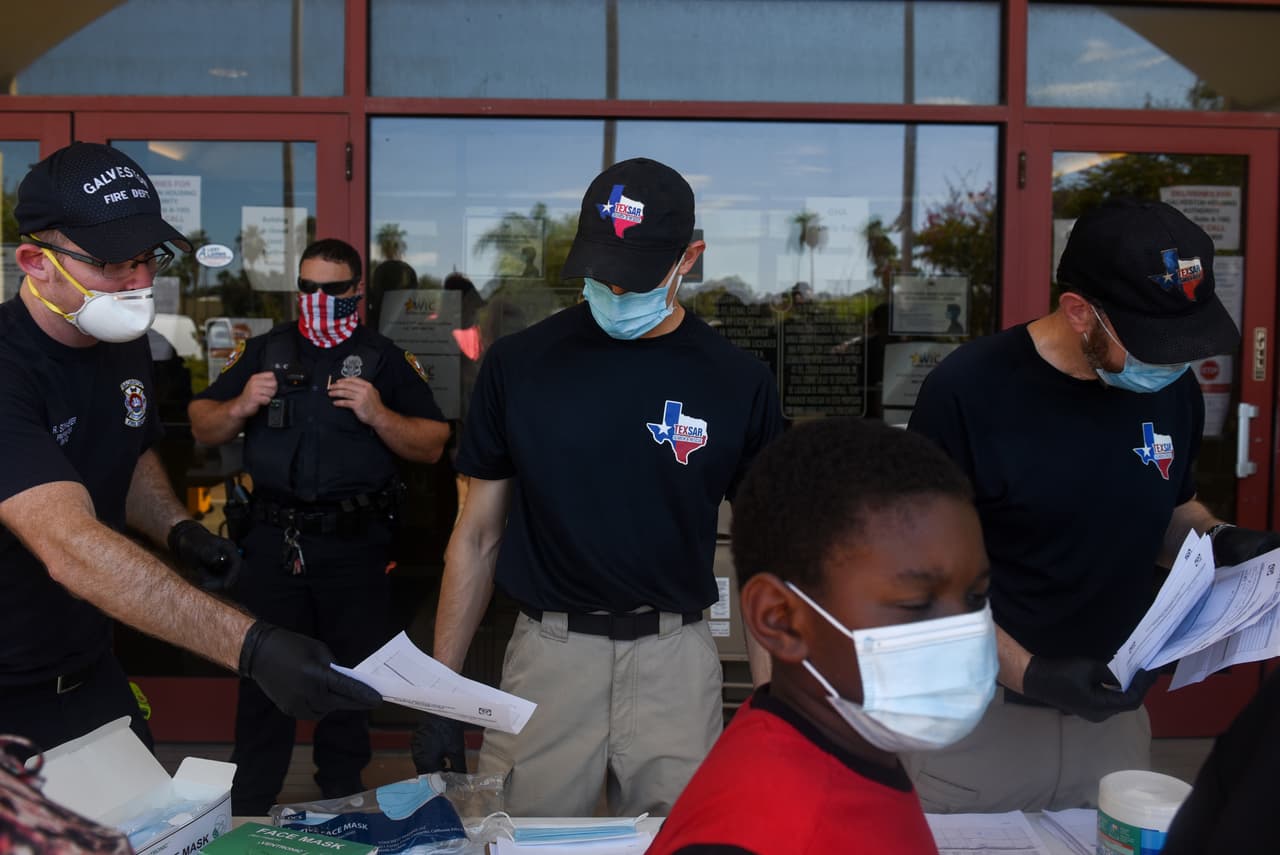 Miembros del grupo de búsqueda y rescate del estado de Texas organizan a los residentes de Galveston. La tormenta también representa una amenaza para una parte importante de la industria energética de EEUU. Las refinerías de petróleo de la región podrían cerrar, y los trabajadores fueron retirados de más del 40% de las 643 plataformas petroleras en el el Golfo de México.