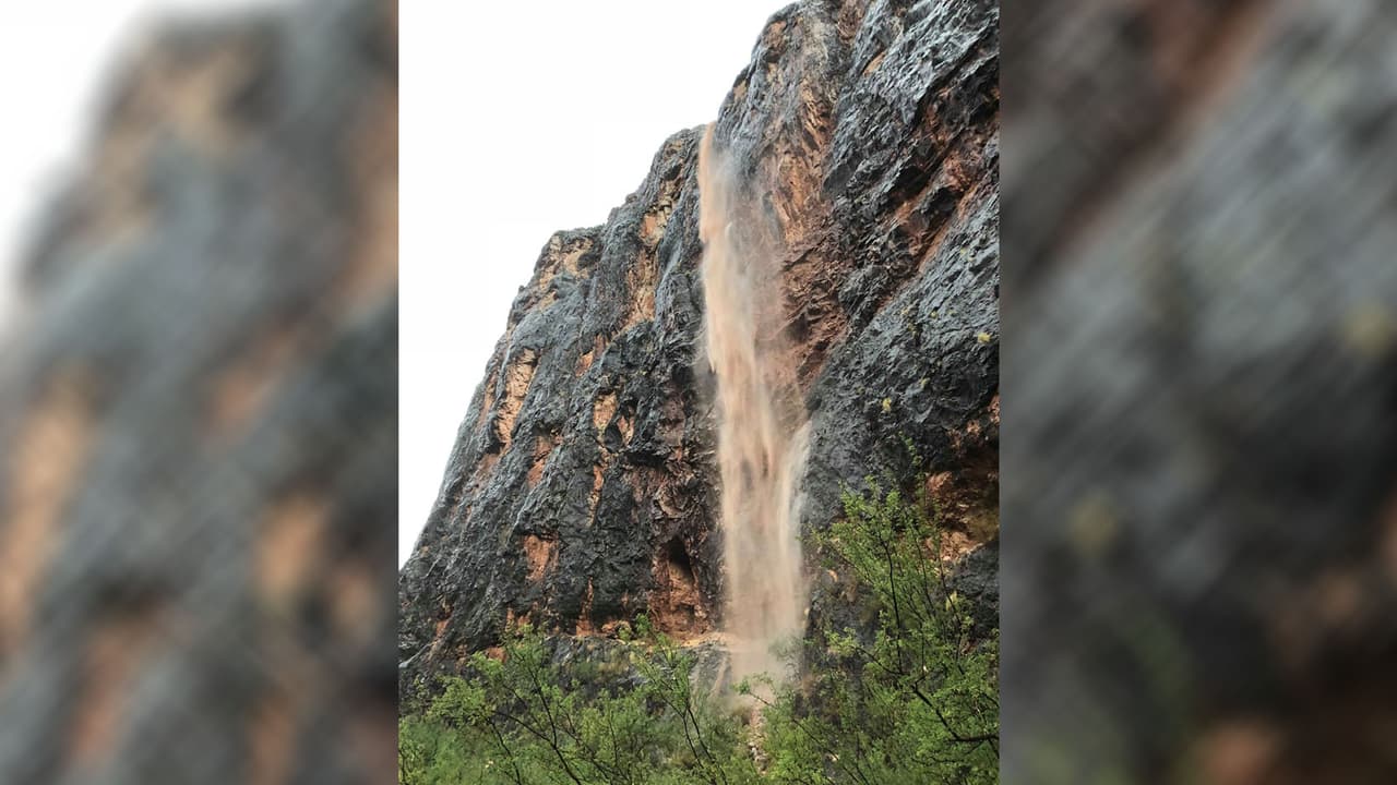 Las cascadas azules se transformaron en aguabarro. Foto: Tara Brewer.