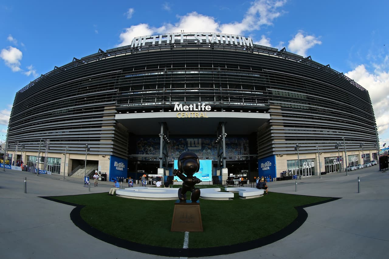 El estadio MetLife fue inaugurado en 2010 como New Meadowlands Stadium, ya que se ubica en Meadowlands en la ciudad de East Rutherford, Nueva Jersey.