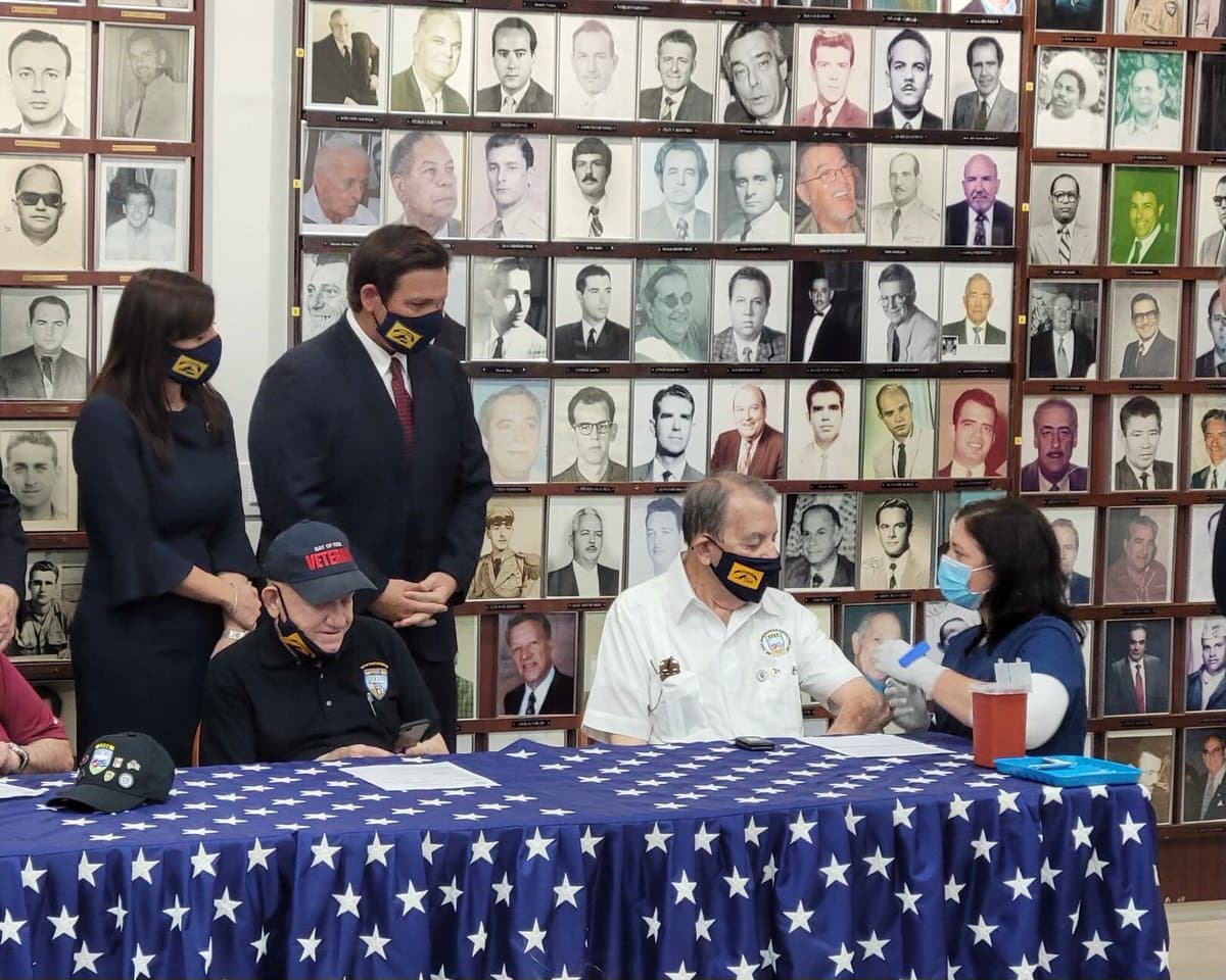 Vacunan contra el coronavirus a los veteranos de la Brigada 2506 en Miami