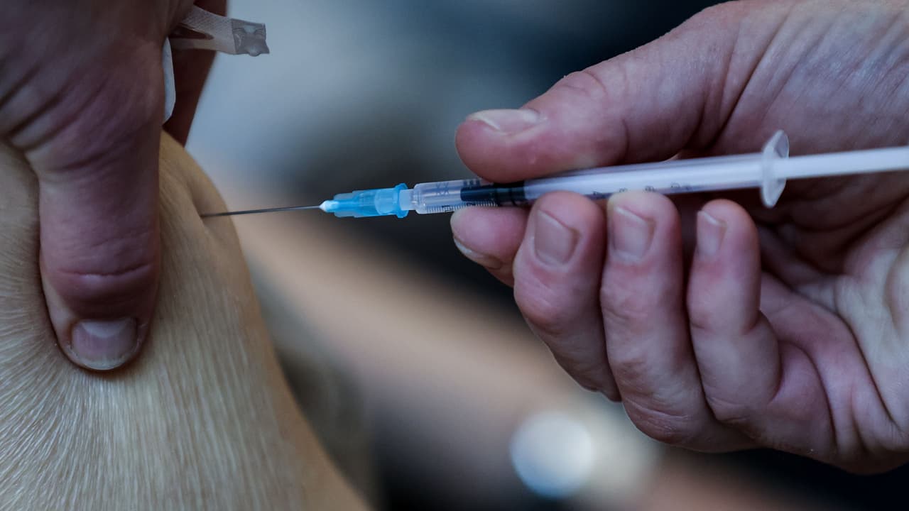 “Que se vacunen todos para terminar con esto,”: Los hispanos no se están registrando para la vacuna