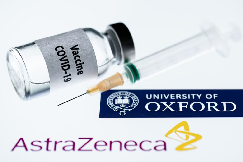 AstraZeneca pudo haber incluido "datos desactualizados en sus ensayos", dice regulador de EEUU