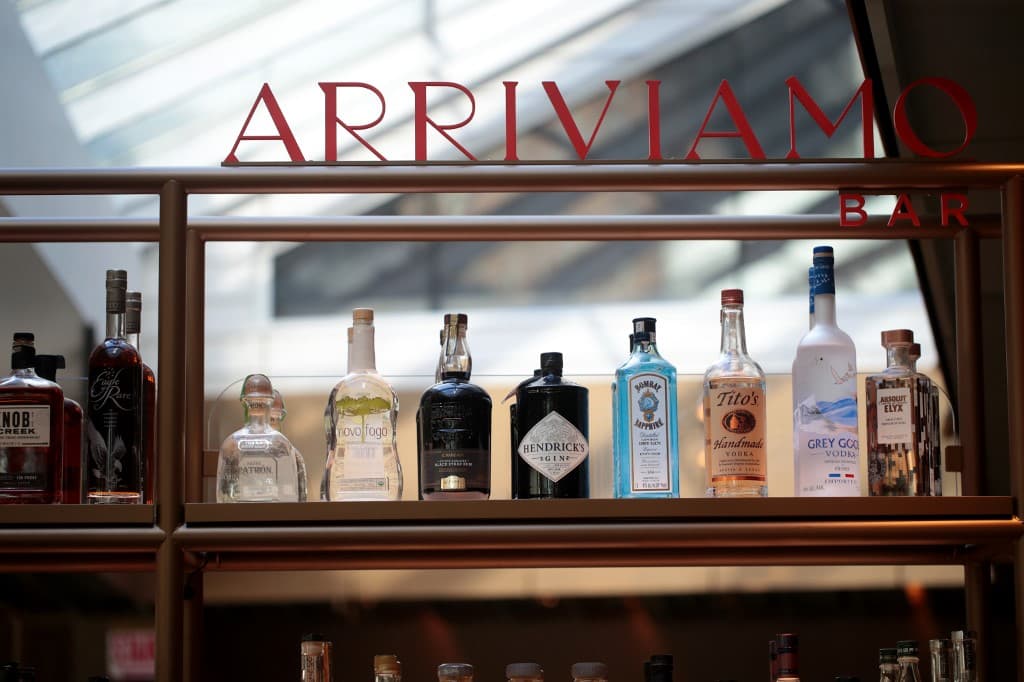 El Bar de cócteles Arriviamo también se encuentra en el cuarto piso y ofrece diferentes cócteles y creaciones de los mitólogos Julia Momose, Annie Beebe-Tron y Rachel Miller. El bar incluye catas de vino y cerveza.