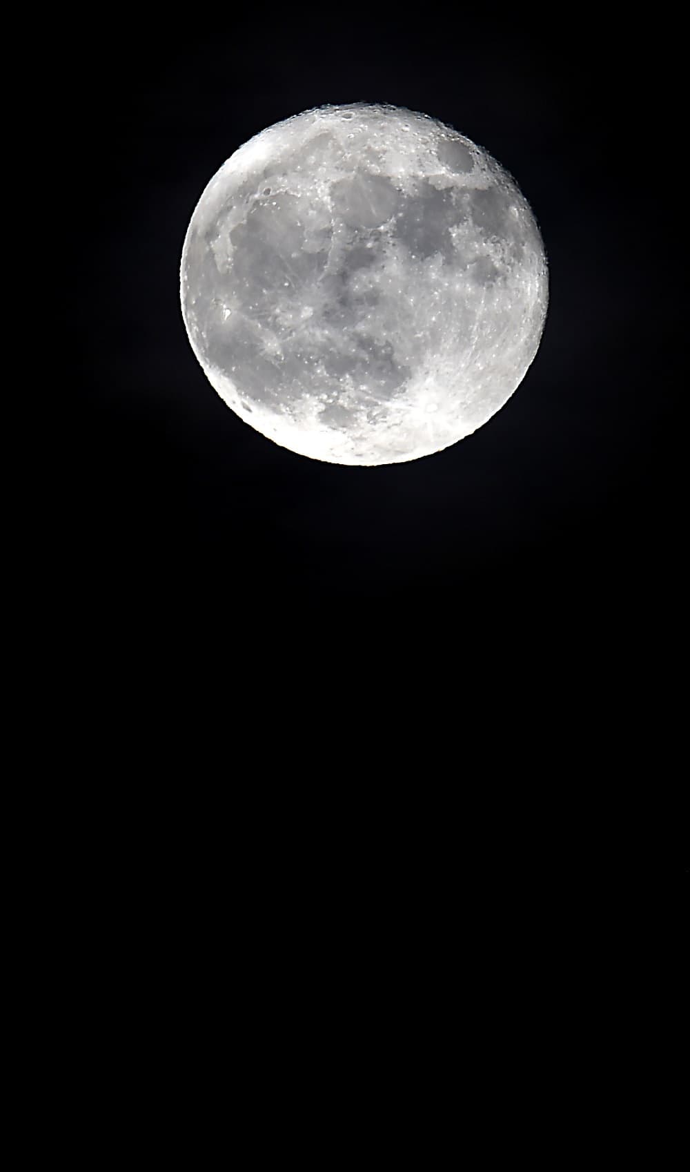 Esta luna es la que disfrutaron los asistentes al concierto de Roger Waters en "Desert Trip", en Indio (California).
