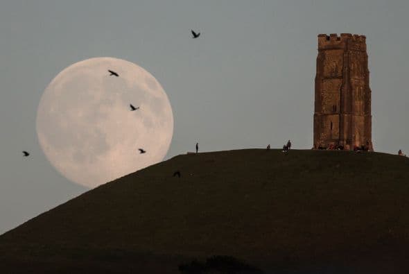 La "Luna Azul" sobre un grupo de personas en Glastonbury, Inglaterra. No volverá a producirse hasta enero de 2018.