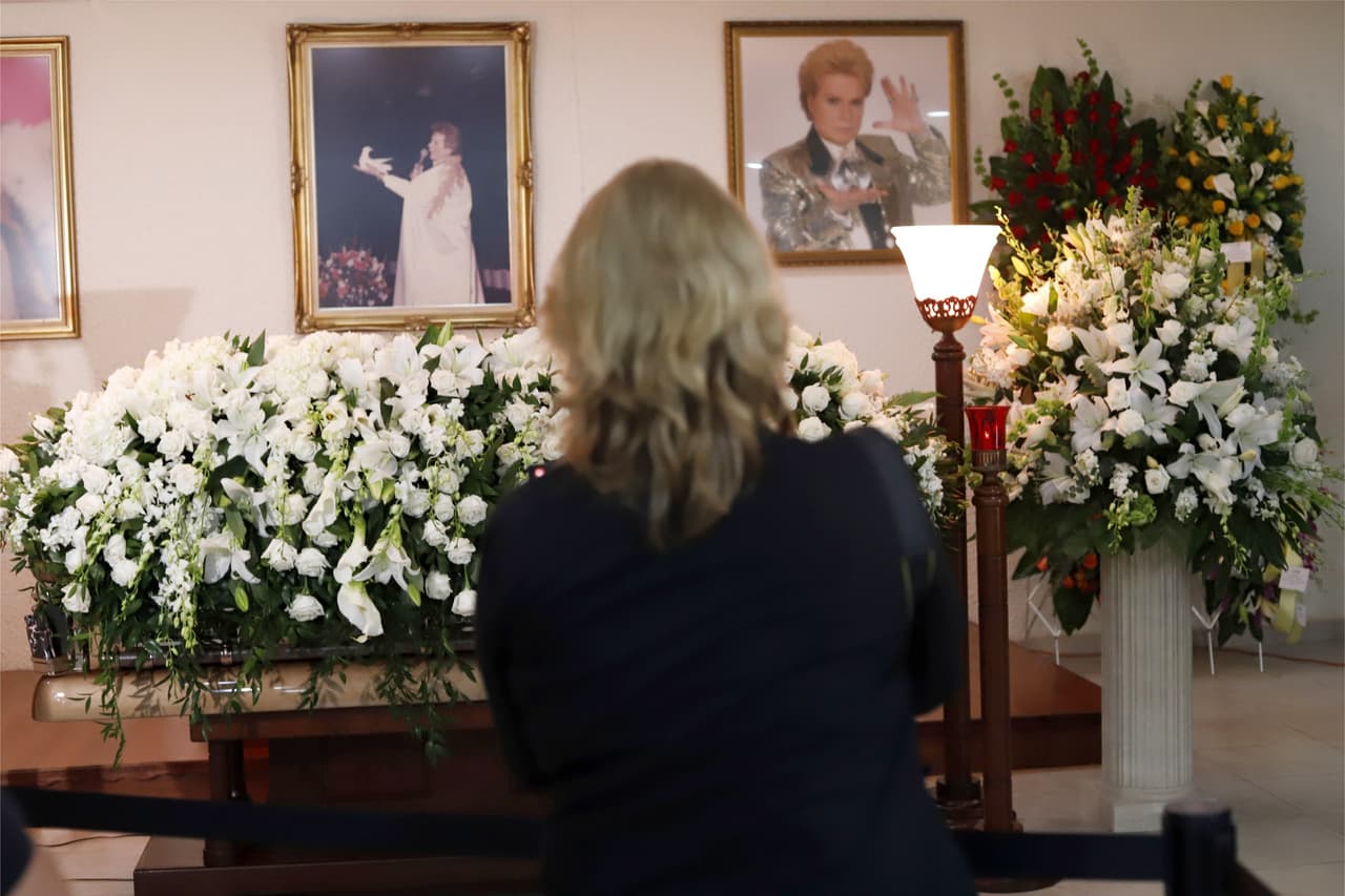 En una capilla de la funeraria Puerto Rico Memorial, en Santurce, los restos del 
<b><a href="https://www.univision.com/famosos/asi-agradecio-eugenio-derbez-la-inspiracion-que-walter-mercado-le-regalo-fotos">astrólogo Walter Mercado</a></b> fueron expuestos este miércoles, 6 de noviembre, para que tanto su familia, como sus amigos y el pueblo al que tanto amó, puedan comenzar a despedirse.