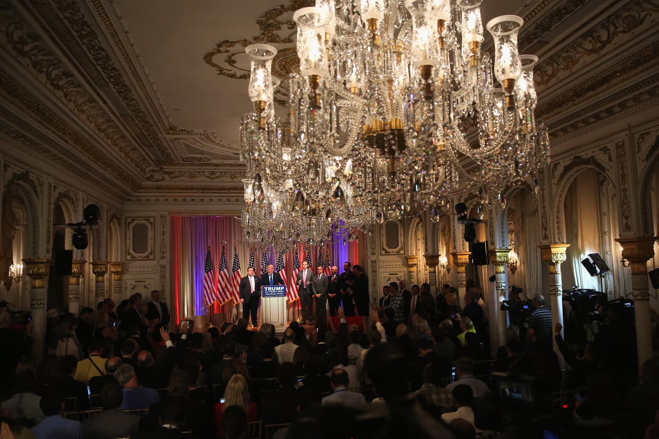 Durante la campaña, Trump dio conferencias de prensa en Mar-a-Lago, donde invitaba además a conocidos de su círculo de élite en Palm Beach. Esta fue una rueda de prensa que brindó después de un Super Martes en las primarias republicanas. John Moore/Getty