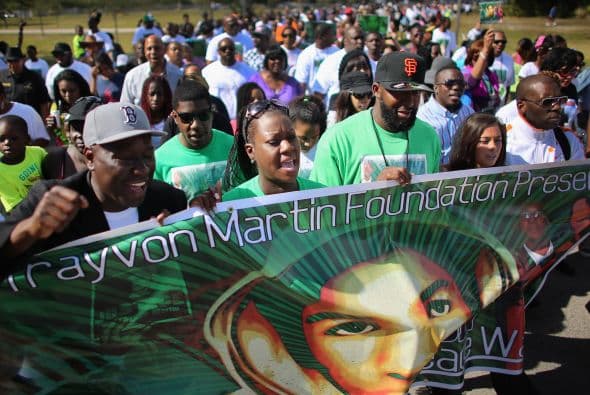 La muerte del adolescente sucedió cuando regresaba a la casa de la pareja de su padre y caminaba con la capucha de su suéter puesta, lo que hizo que Zimmerman sospechara de él.