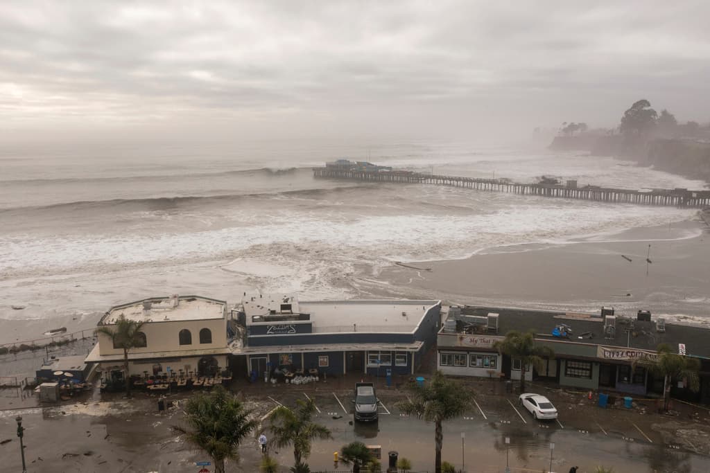 La altura de las olas en Capitola era impresionante, pero los surfistas no se arriesgaron.
