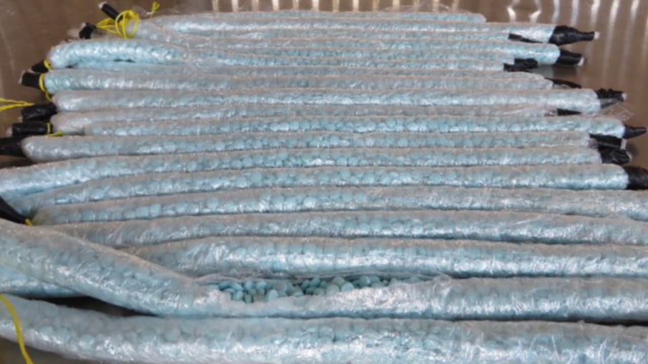 Acusan a un hombre de distribuir fentanilo luego descubrir en su poder un millón de pastillas de la droga sintética