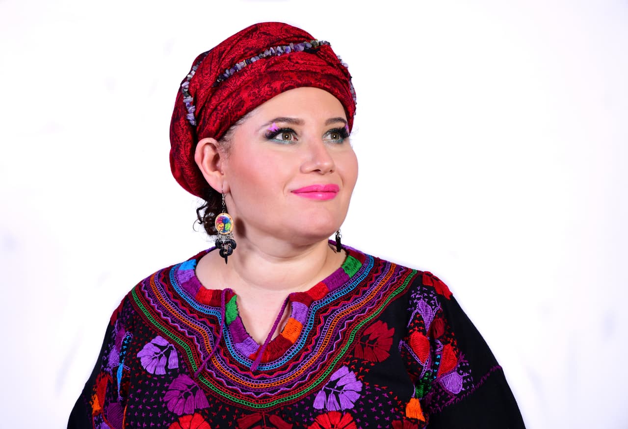 <i>La astróloga y tarotista <b>Lizz Luna</b> se incorporó al equipo de Univision Horóscopos a partir del mes de agosto para encargarse de escribir el horóscopo diario que, hasta entonces, hacía el <b>Profesor Zellagro</b>. Nuestro querido profesor ha tenido que dejar la escritura para cuidar su vista, pero continúa con toda su energía positiva teniendo un papel muy importante en la familia de Univision Horóscopos, con contenido en video.</i>