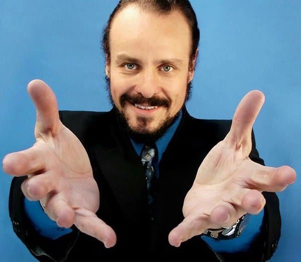 "Con mi sobrepeso y apellidándome Cerda, pues me ponía de pechito. Uno de los consejos que me dio mi papá fue 'búrlate de ti mismo y así te dejarán de molestar'. Y así lo hice, agarré desde entonces el 'mood' de la comedia y me burlé de mí mismo", declaró el comediante.