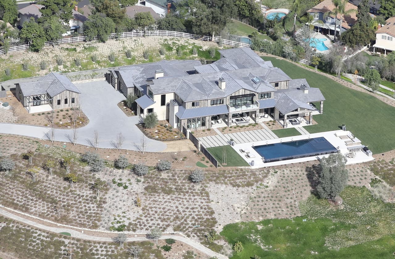 Su residencia principal es una propiedad de 13,200 pies cuadrados con ocho habitaciones y 11 baños que compró en octubre de 2016 por 10.4 millones de dólares.
<br>