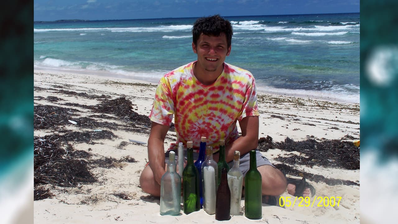 “Una vez que supe que los mensajes en las botellas eran reales y que yo había encontrado uno, supe que tenía que haber otras, tenía que ser posible encontrar más”, y así sucedió. Clint encontró varias botellas más durante sus lluviosas pero emocionantes vacaciones.