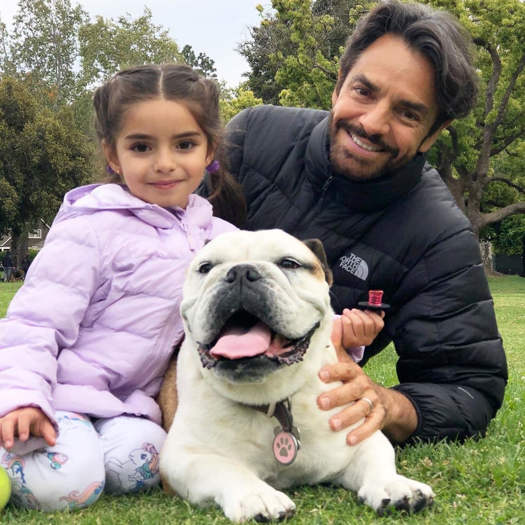 Pregona con el ejemplo con Fiona, su perrita bulldog que es su fiel acompañante y lleva muy buena relación con su hija Aitana.