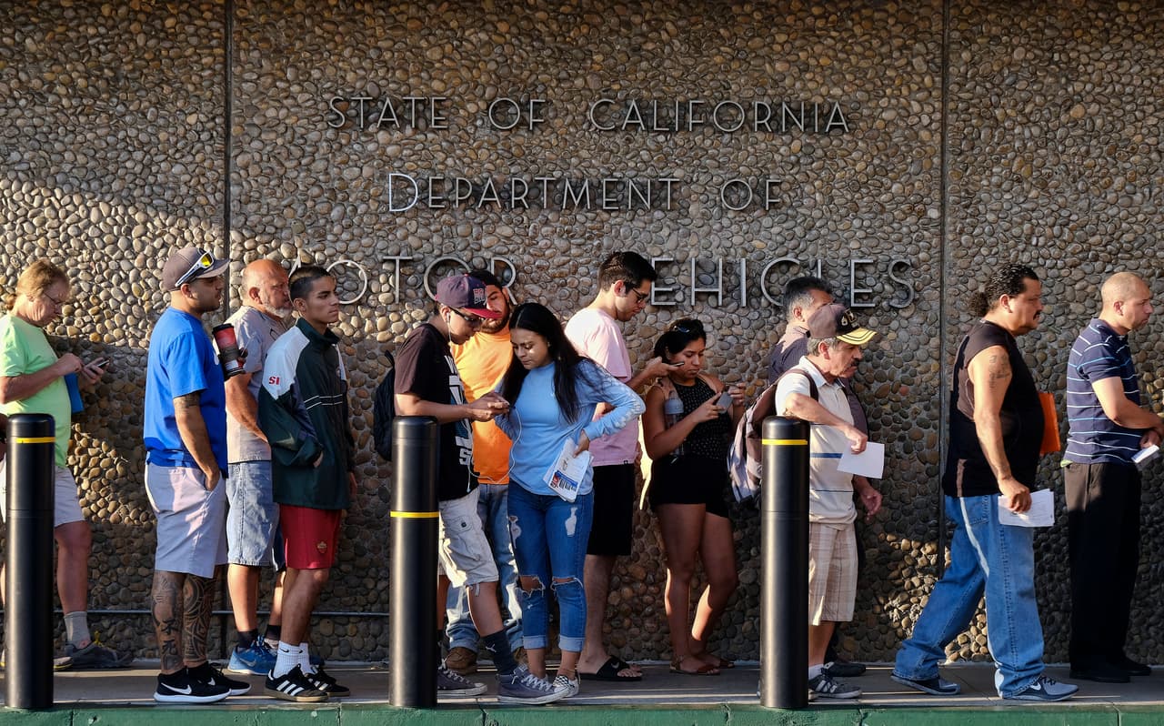 No dejes pasar el tiempo sin tramitar este documento. Recuerda que para tramitar este documento usted debe visitar una de las oficinas del DMV, pero antes debe completar el formulario en línea en la 
<a href="https://www.dmv.ca.gov/portal/driver-licenses-identification-cards/dl-id-online-app-edl-44/" target="_blank">página del DMV en California</a>, y pagar la suma requerida para este documento.