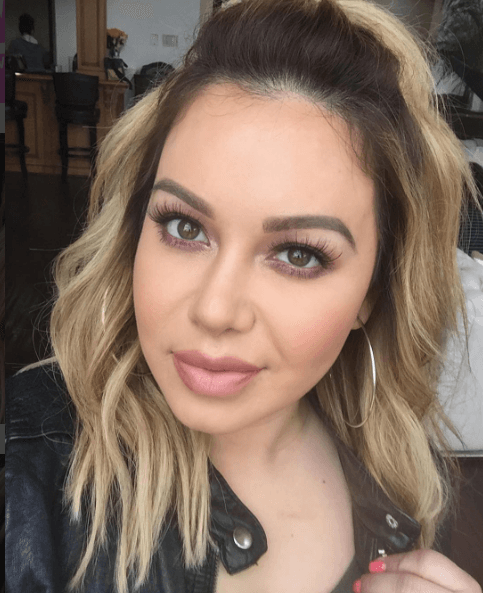 Ella mantiene un maquillaje divino.