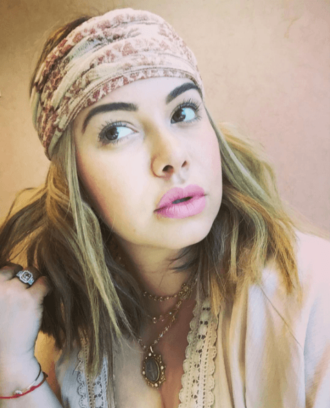 Un paliacate con tonos rosas y salmones la hacen lucir fantástica.