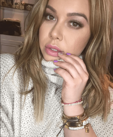 El grosor de sus labios es debido a unos labiales que de hecho se venden en su tienda de cosméticos y que contienen una sustancia que hace que luzcan más carnosos.