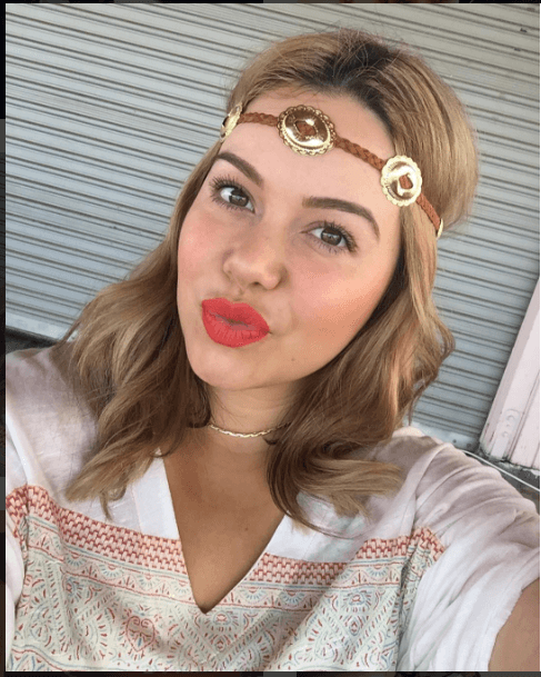 Chiquis ha ido aclarando su cabello de a poco, aquí la vemos con un tono más castaño.