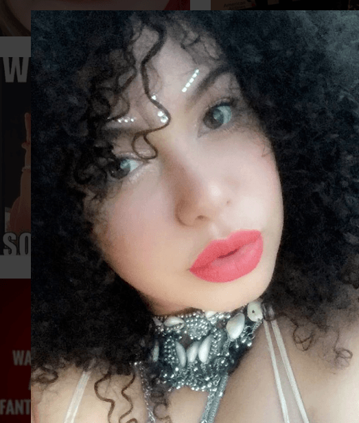 Aquí nos sorprendió una ocasión con un cambio súper radical, con el cabello muy oscuro, rizado y los labios naranjas. Recordemos que ella es una gran coleccionista de pelucas.