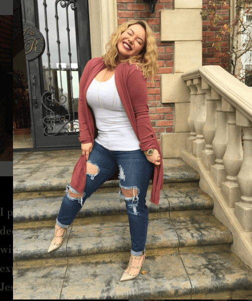 Pantalones razgados, blusón en tono marrón y playera blanca, un 'outfit' cómodo y súper 'nice'.