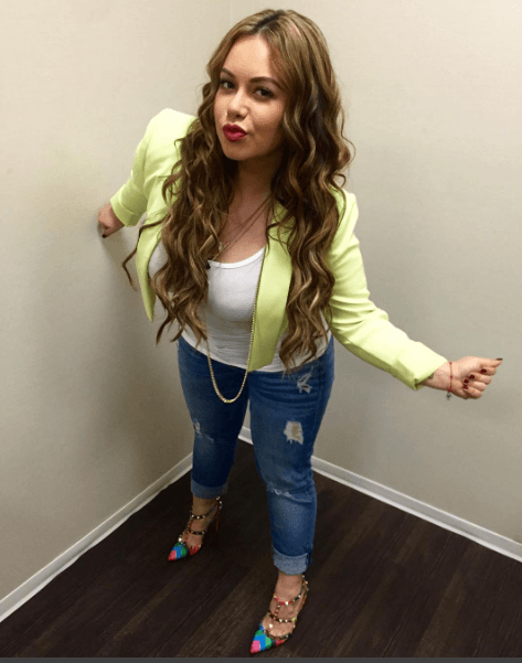 Ondulado y muy largo, en colores castaños.