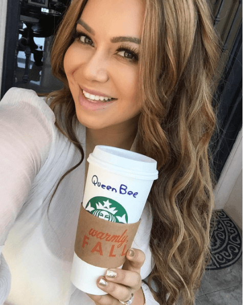 Castaño con tonos más dorados y un cabello súper largo.