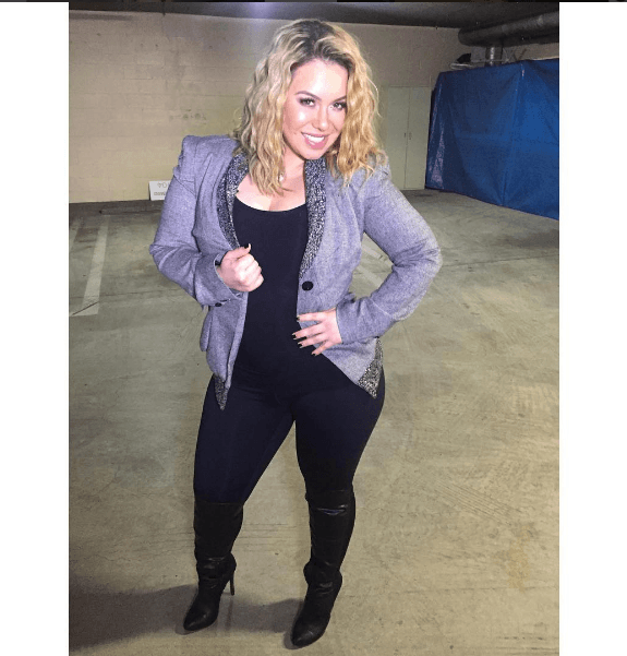 Cabello corto y rizado, con tendencia Ombre hair (rubio con raíces negras) es uno de los looks que más le hemos visto.