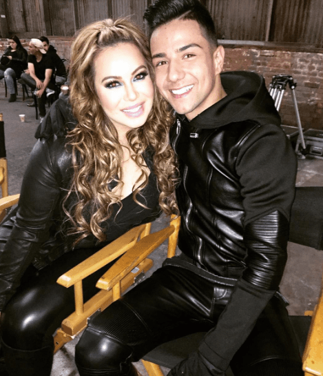 Largo y mucho más oscuro que como lo lleva ahora, Chiquis no sólo ha evolucionado en su estilo musical, sino en su forma de vestir y llevar el cabello.