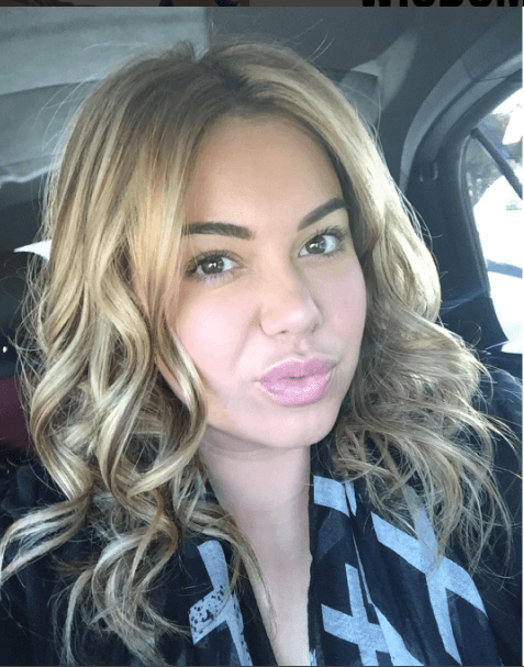 Cabello dorado con mechas muy oscuras, fueron su opción.