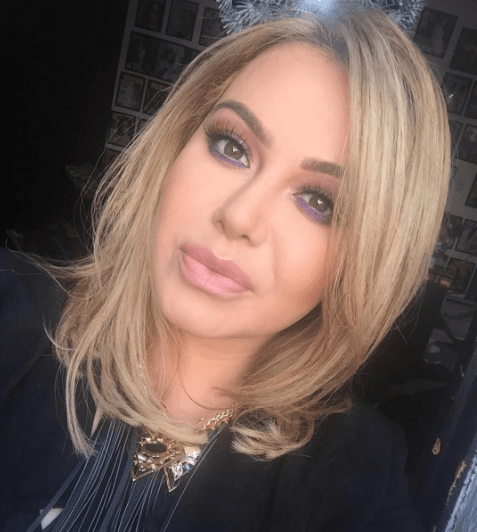 Aquí la vemos con el cabello moldeado en dos capas, rubio con algunas luces y los labios casi al natural.