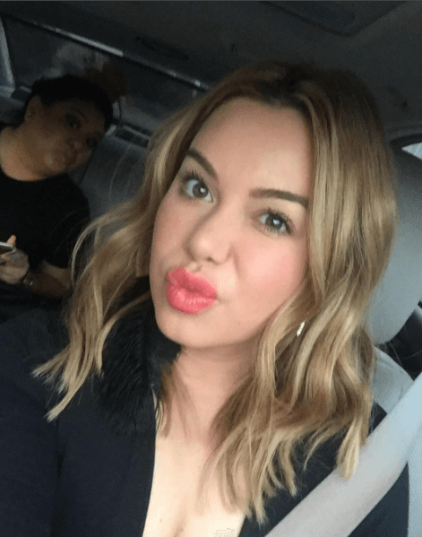 Un corte mediano en un tono rubio cenizo más uniforme, sin tantas luces. y los labios color coral.