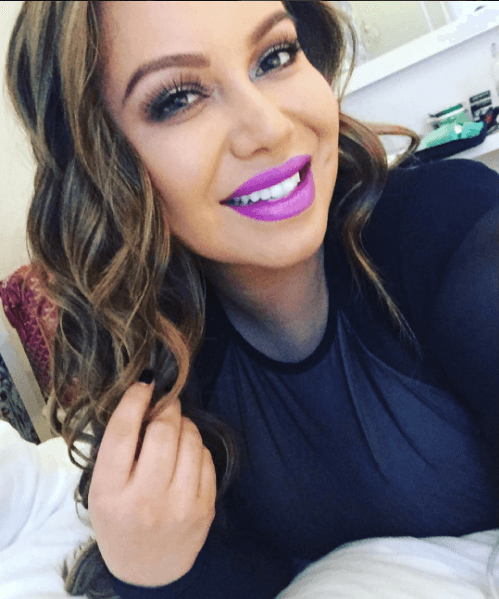 Castaño, con luces doradas y los labios en un rosa súper encendido.