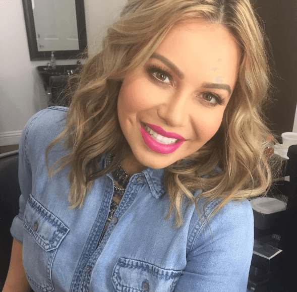 Siempre conservando sus rizos en el cabello. ¿Ya te fijaste que también sus labios se han modificado? Este tono es un rosa súper encendido.