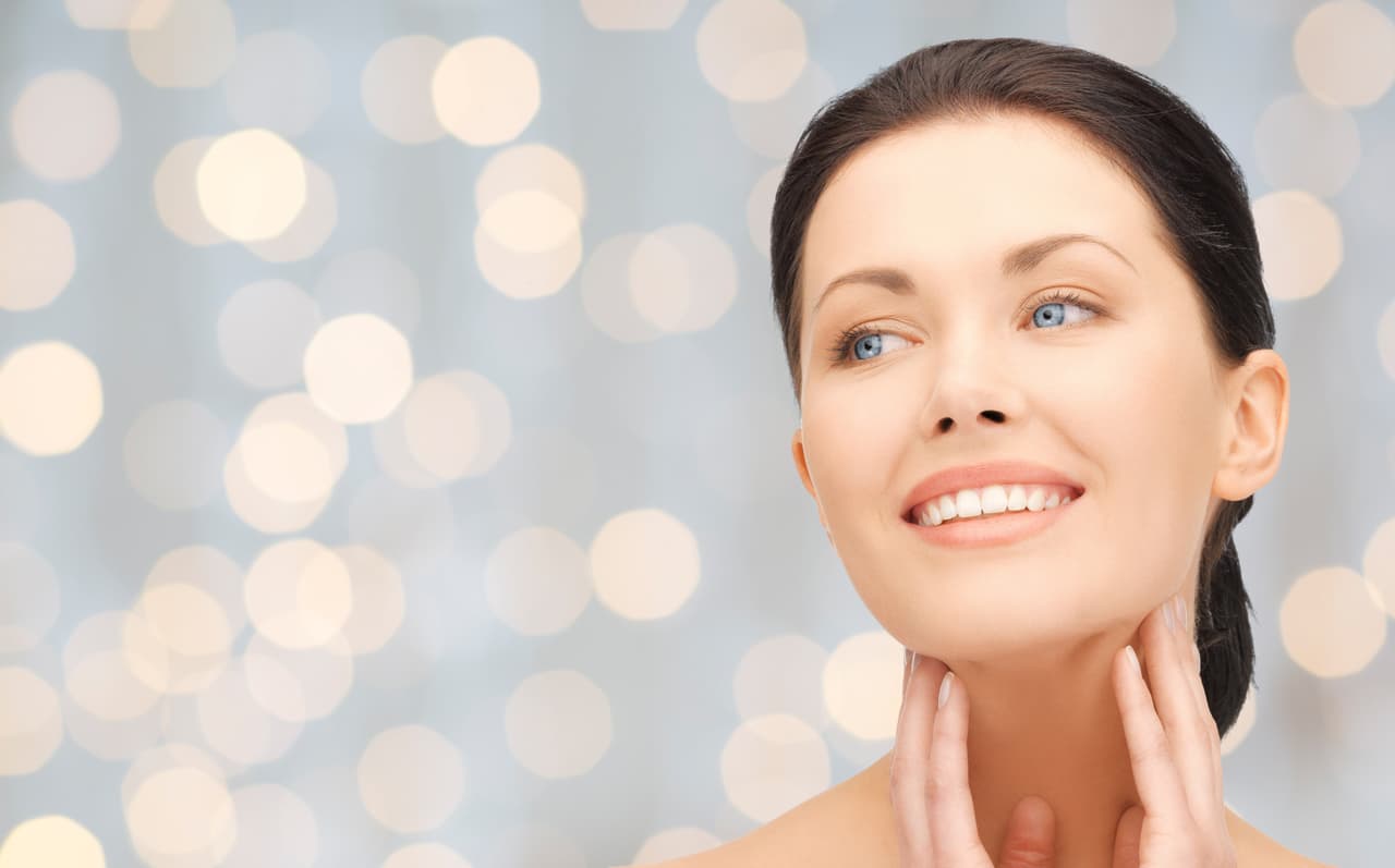 Es por eso la importancia de proporcionarle los cuidados adecuados a esta área, para que tu cuello no revele tu edad, ni tengas que esconderlo.