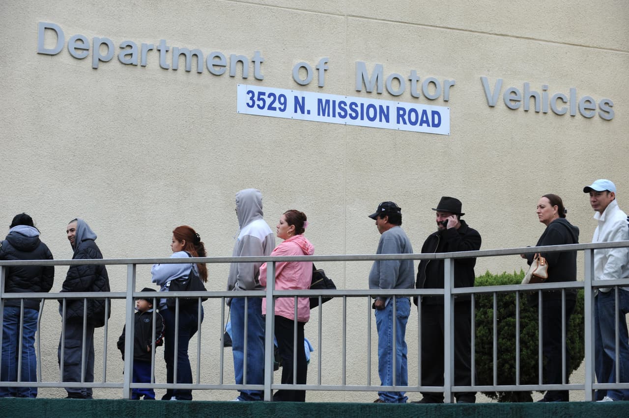 La empleada del DMV en California que durmió más de 2,200 horas en el trabajo y las cobró