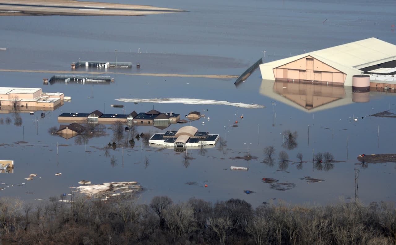 <b>Inundaciones del río Missouri y el Centro-norte del país </b>(del 14 al 31 de marzo del 2019). Afectó a múltiples estados: Nebraska, Iowa, Missouri, Dakota del Sur, Minnesota, Dakota del Norte, Wisconsin y Michigan. La imagen tomada por la Fuerza Aérea de EEUU muestra cómo quedó la base Offutt, en Nebraska, sede del Comando Estratégico, luego del desbordamiento del río Missouri, el 17 de marzo del 2019. Fue la tercera base militar afectada por las aguas en un periodo de seis meses, de acuerdo con la NOAA. 
<b>Costo estimado: </b>por determinarse, pero el gobierno calcula que supera los mil millones de dólares. 
<br>