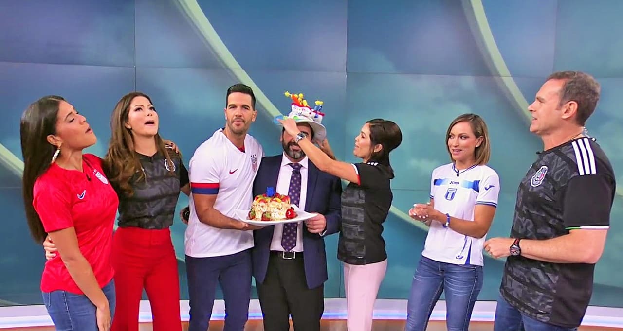 La producción y sus colegas de Despierta América lo celebraron con la canción de cumpleaños y muchos abrazos.
<br>