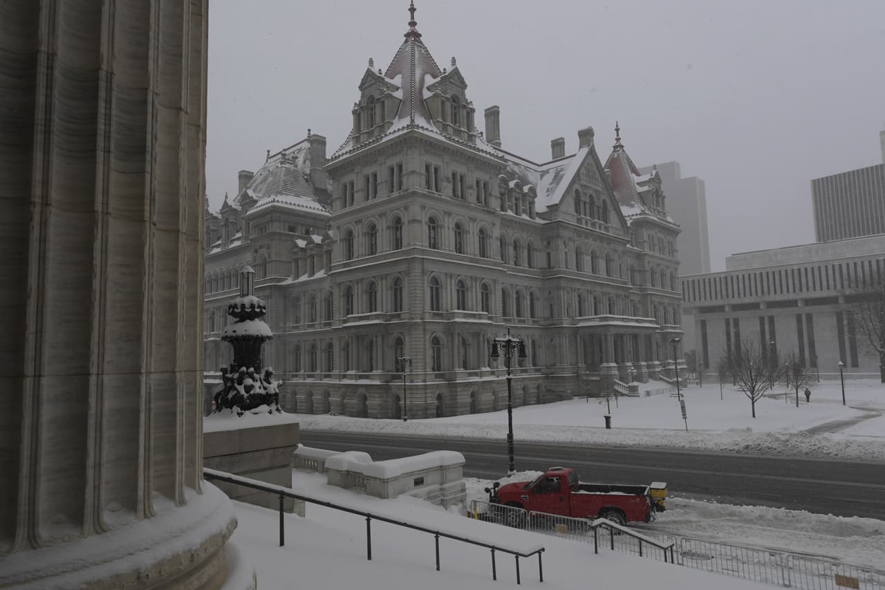 Vista del Capitolio del estado de Nueva York después de una nevada durante la noche, en Albany, Nueva York.