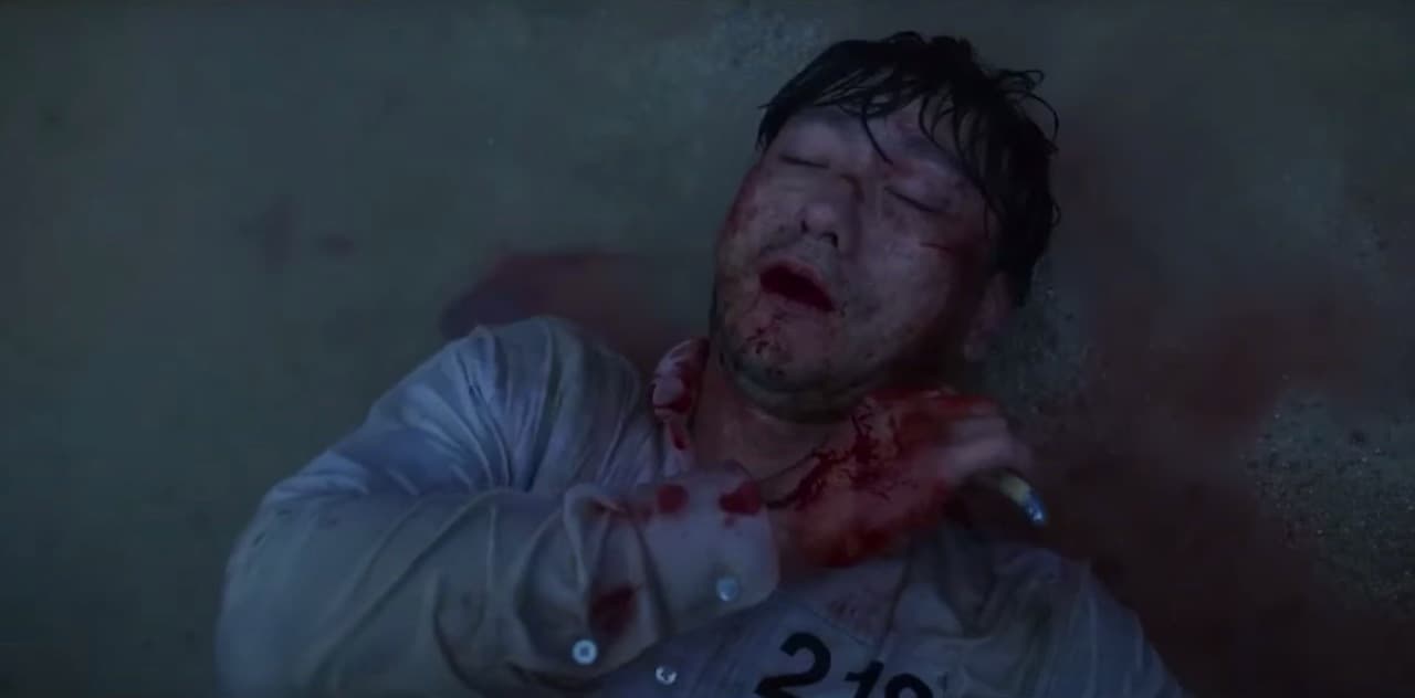 En el juego final, Gi-hun se negó a convertirse en ganador para que los uniformados de rojo no asesinaran a su amigo de la infancia, pero Cho Sang-woo tomó la decisión por él y se cortó la garganta para convertirlo en campeón.
<br>