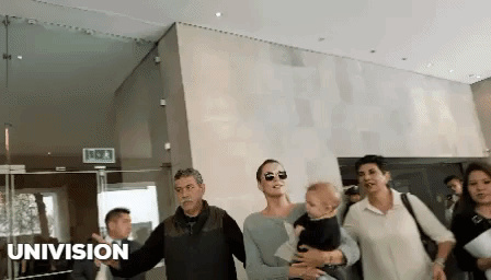 <b><a href="http://www.univision.com/entretenimiento/lo-que-no-ha-escuchado-julian-gil-las-primeras-palabras-de-matias-su-hijo-con-marjorie-de-sousa">El 22 de agosto Matías acudió nuevamente a los juzgados </a></b>acompañado de su madre y sus abogados para reencontrarse con su padre, sin embargo Julián no llegó argumentando tenía aun compromisos de trabajo y que el habían notificado al juez, pues estaba filmando una película en Puerto Rico.