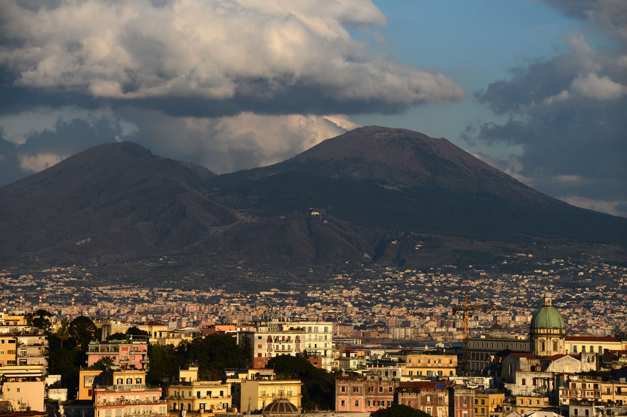 2. Erupción del Vesubio. De acuerdo con el astrólogo, este volcán activo frente a la bahía de Nápoles, Italia, podría tener una erupción. Sería la más mortífera en su historia, con 16 mil víctimas en total.